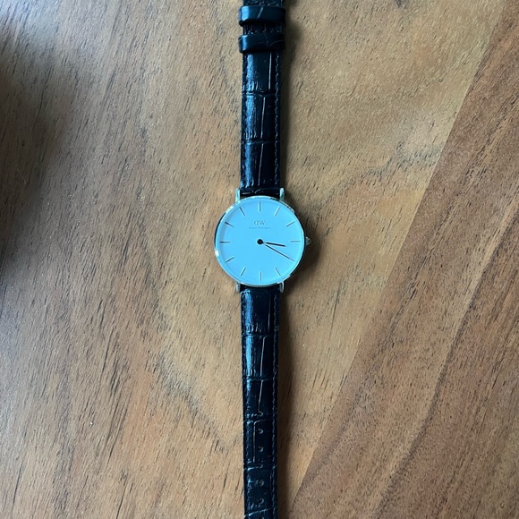 Black leather, Daniel Wellington watch with sterling silver details. - Picture 3 of 5